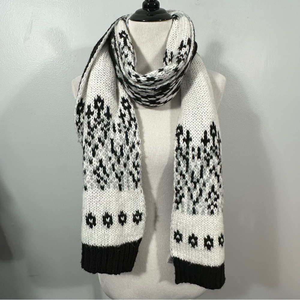 Old Navy Black and White Reversible Knit Scarf